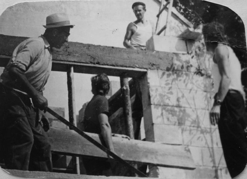 parafia polskokatolicka 1_33.jpg - Rok 1974. Prace przy budowie wieży kościelnej